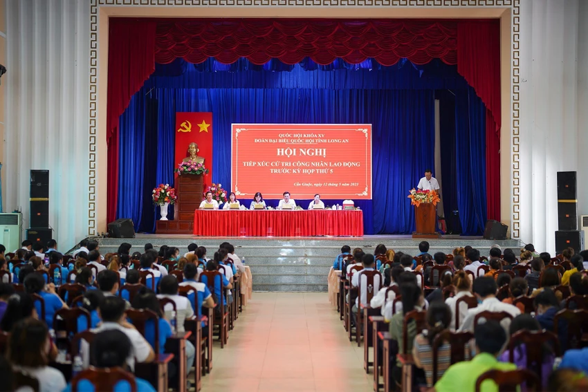 Quang cảnh buổi tiếp xúc cử tri công nhân lao động. Ảnh: HUỲNH DU Quang cảnh buổi tiếp xúc cử tri công nhân lao động