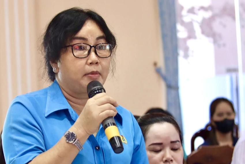 Bà Bùi Thị Ngọc Trang, Chủ tịch công đoàn các khu công nghiệp, ý kiến các dự án luật liên quan đến quyền và lợi ích của người lao động. Ảnh: HUỲNH DU Bà Bùi Thị Ngọc Trang, Chủ tịch công đoàn các khu công nghiệp, ý kiến các dự án luật liên quan đến quyền và lợi ích của người lao động