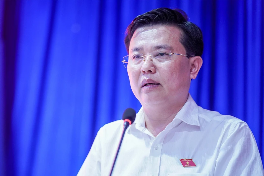 Trưởng đoàn ĐBQH tỉnh Long An Nguyễn Thanh Hải ghi nhận những ý kiến của cử tri công nhân lao động. Ảnh: HUỲNH DU Trưởng đoàn ĐBQH tỉnh Long An Nguyễn Thanh Hải ghi nhận những ý kiến của cử tri công nhân lao động