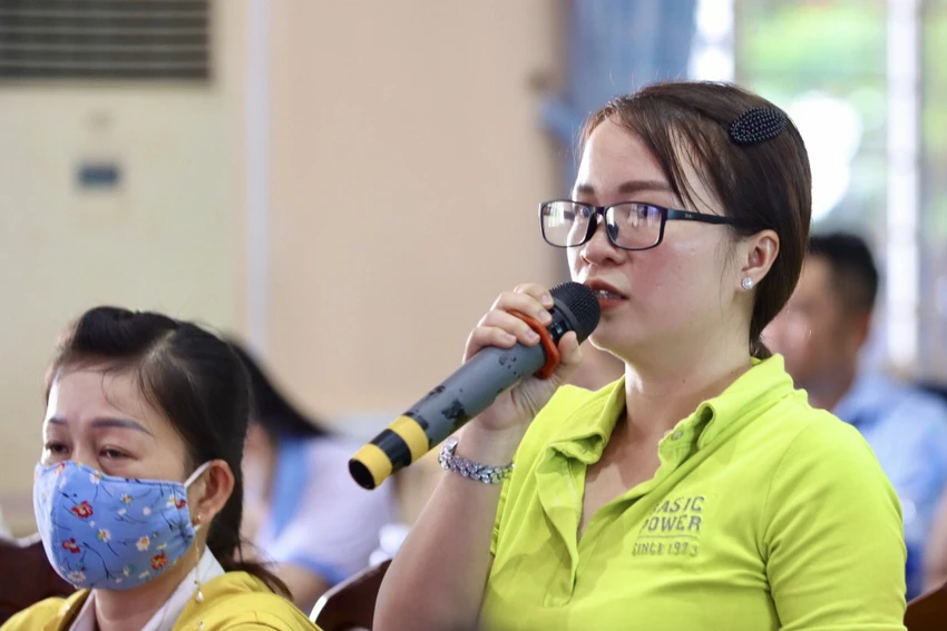 Chị Trần Thị Kim Ngân, công ty THHH giày Sheen, huyện Cần Giuộc, bày tỏ tâm tư nguyện vọng đến ĐBQH. Ảnh: HUỲNH DU Chị Trần Thị Kim Ngân, công ty THHH giày Sheen, huyện Cần Giuộc, bày tỏ tâm tư nguyện vọng đến ĐBQH