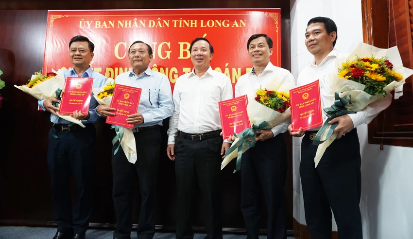 Chủ tịch UBND tỉnh Nguyễn Văn Út (ở giữa) trao quyết định điều động