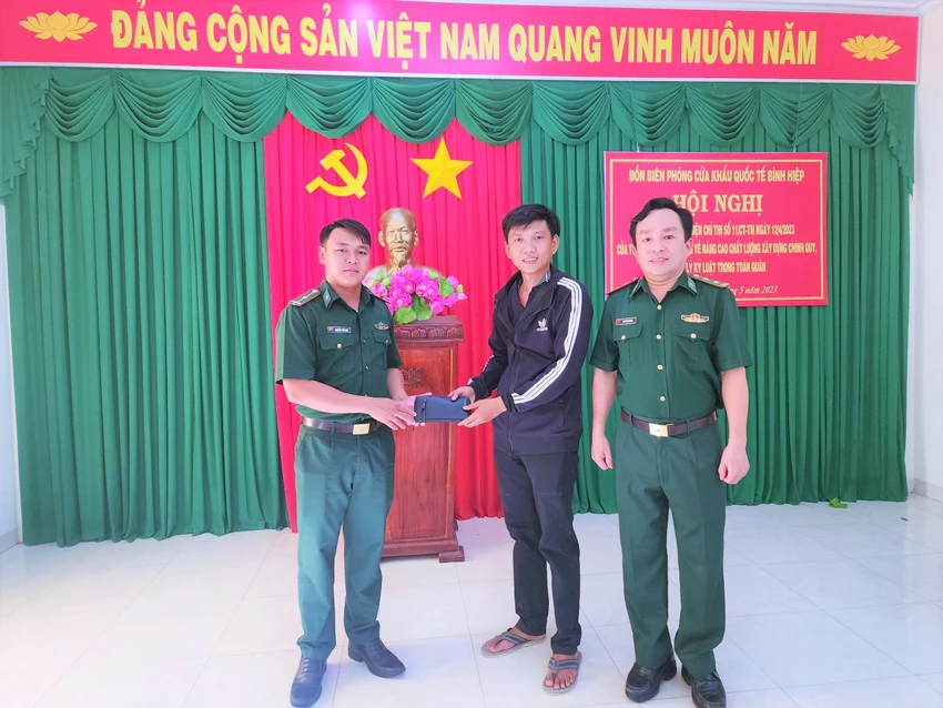 Thiếu úy Nguyễn Tiến Đạt trao trả tài sản cho anh Trần Huỳnh Thanh Duy. Ảnh: CTV Thiếu úy nhặt của rơi trao trả người đánh mất