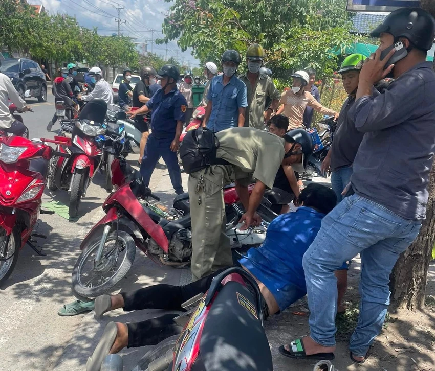 Lực lượng chức năng khống chế bắt giữ 8 thanh thiếu niên có độ tuổi từ 16 đến 18. Ảnh:CTV Lực lượng chức năng khống chế bắt giữ 8 thanh thiếu niên có độ tuổi từ 16 đến 18. Ảnh:CTV
