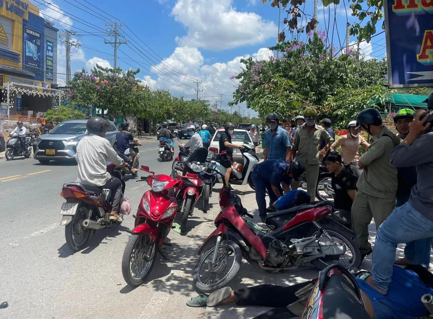 Nhóm thanh thiếu niên bị lực lượng chức năng phát hiện bắt giữ. Ảnh: CTV Nhóm thanh thiếu niên mang hung khí đi giải quyết mâu thuẫn thì bị bắt