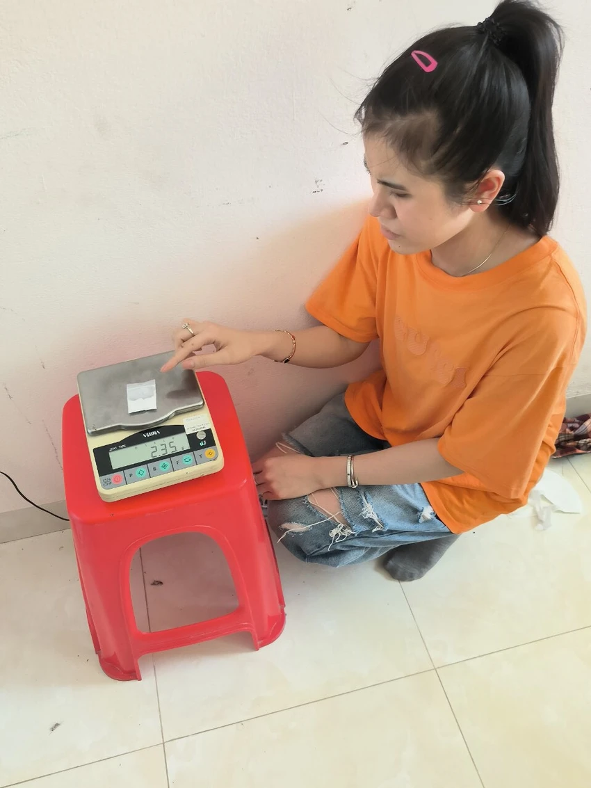 Nguyễn Thị Thạch Thảo cùng tang vật. Ảnh: CTV Nguyễn Thị Thạch Thảo cùng tang vật. Ảnh: CTV
