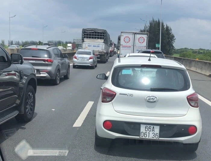 Các phương tiện kẹt xe kéo dài hơn 5km trên cao tốc TP.HCM - Trung Lương đoạn qua địa phận huyện Bến Lức. Ảnh: KIM HƯỚNG kẹt xe trên cao tốc TP.HCM - Trung Lương