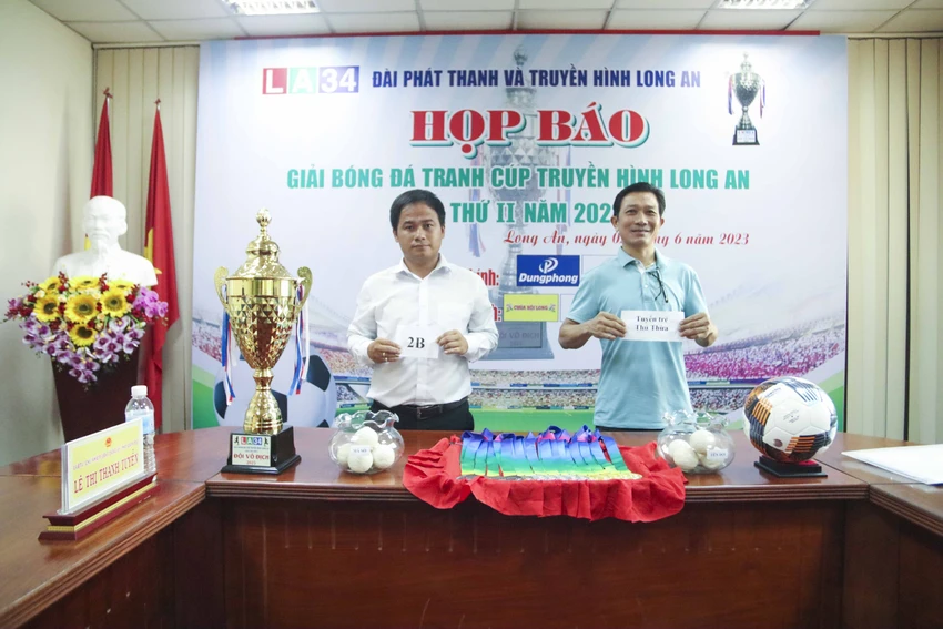 Đại diện các đội bóng bốc thăm chia bảng. Ảnh: HD