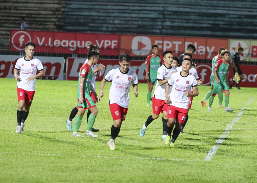 Các cầu thủ Long An ăn mừng bàn thắng nâng tỷ số lên 2-1. Ảnh: HD Các cầu thủ Long An ăn mừng bàn thắng nâng tỷ số lên 2-1. Ảnh: HD