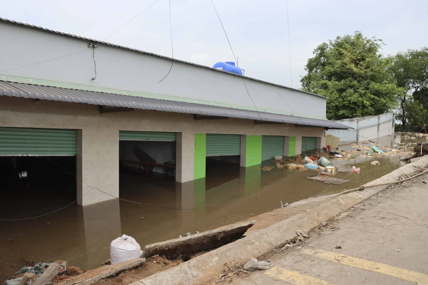 5 căn nhà ki ốt của người dân đã bị sạt lở xuống sông. Ảnh: THÀNH PHÁT 5 căn nhà ki ốt của người dân đã bị sạt lở xuống sông. Ảnh: THÀNH PHÁT