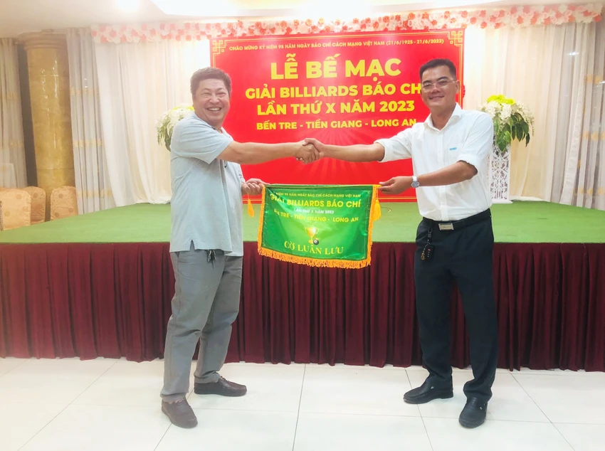Cờ lưu niệm đã được trao cho đơn vị Long An tiếp tục đăng cai lần thứ 11 năm 2024. Ảnh:HD Cờ lưu niệm đã được trao cho đơn vị Long An tiếp tục đăng cai lần thứ 11 năm 2024. Ảnh:HD