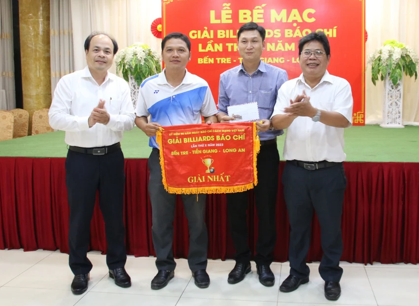 Ban tổ chức đã trao giải nhất cho cặp đôi Nguyễn Sơn Tùng (Sở Công Thương Long An) và Nguyễn Văn Chiến (Trung tâm VHTT&TT huyện Giồng Trôm, tỉnh Bến Tre). Ảnh: HUỲNH DU Ban tổ chức đã trao giải nhất cho cặp đôi Nguyễn Sơn Tùng (Sở Công Thương Long An) và Nguyễn Văn Chiến (Trung tâm VHTT&TT huyện Giồng Trôm, tỉnh Bến Tre). Ảnh: HUỲNH DU