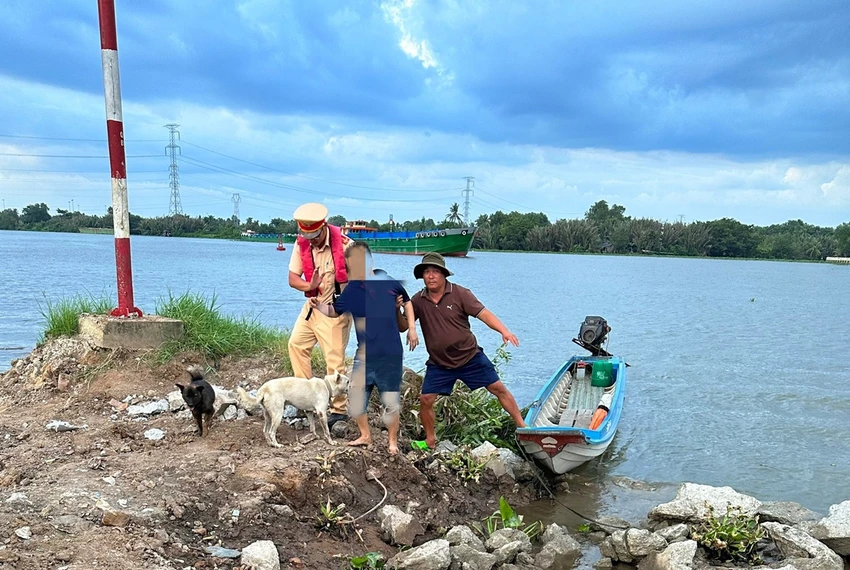Trung úy Bùi Thanh Trong và người dân đã ứng cứu đưa người phụ nữ lên bờ. Ảnh: CACC CSGT cứu người tự vẫn