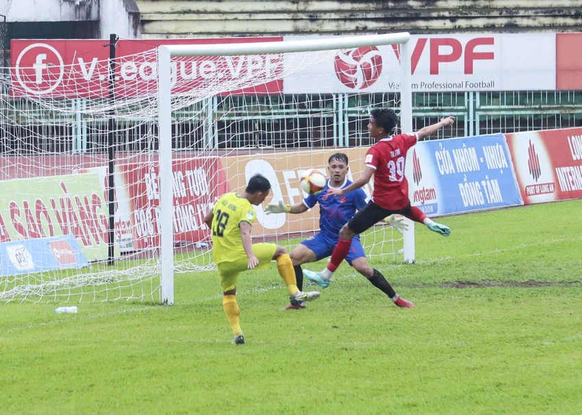 Đội Hòa Bình có bàn thắng nâng tỷ số 1-0 ở phút 23 của trận đấu. Ảnh: HD Đội Hòa Bình có bàn thắng nâng tỷ số 1-0 ở phút 23 của trận đấu. Ảnh: HD
