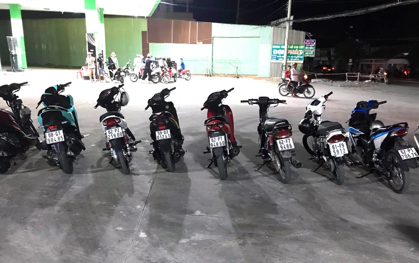 Lực lượng chức năng đã tạm giữ các xe máy do nhóm thanh niên điều khiển. Ảnh: CTV Lực lượng chức năng đã tạm giữ các xe máy do nhóm thanh niên điều khiển. Ảnh: CTV