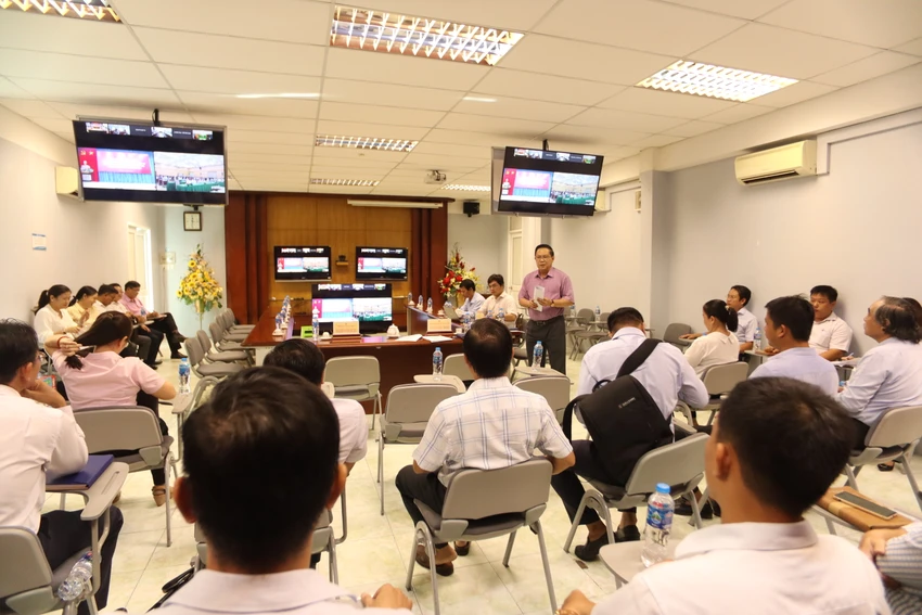 Ông Nguyễn Văn Trang, Phó Giám đốc Sở Xây dựng Long An chủ trì buổi trực tuyến ở điểm cầu Long An. Ảnh: HD Ông Nguyễn Văn Trang, Phó Giám đốc Sở Xây dựng Long An chủ trì buổi trực tuyến ở điểm cầu Long An. Ảnh: HD