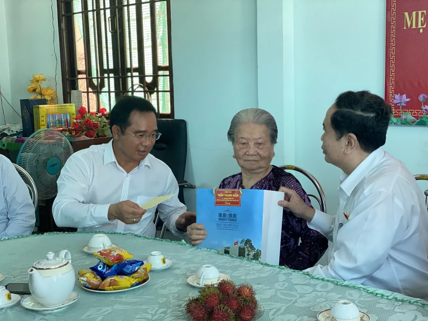 Phó Chủ tịch Thường trực Quốc hội Trần Thanh Mẫn trao quà cho Mẹ Việt Nam Anh hùng Phạm Thị Uyển. Ảnh: HD Phó Chủ tịch Thường trực Quốc hội Trần Thanh Mẫn trao quà cho Mẹ Việt Nam Anh hùng Phạm Thị Uyển. Ảnh: HD