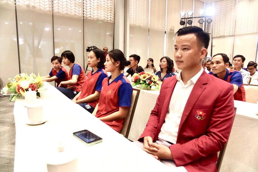 Các VĐV tại buổi lễ trao thưởng. Ảnh; HUỲNH DU Các VĐV tại buổi lễ trao thưởng. Ảnh; HUỲNH DU
