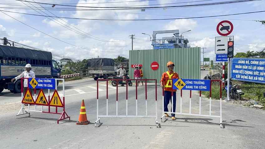 Đơn vị thi công bố trí người trực 24/24 để điều tiết giao thông. Ảnh: DK Đơn vị thi công bố trí người trực 24/24 để điều tiết giao thông. Ảnh: DK