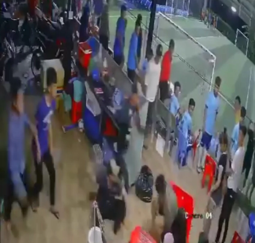 Hiện trường được camera tại sân bóng ghi lại lúc thanh niên bị tấn công. Ảnh: Cắt từ clip Hiện trường được camera tại sân bóng ghi lại lúc thanh niên bị tấn công. Ảnh: Cắt từ clip