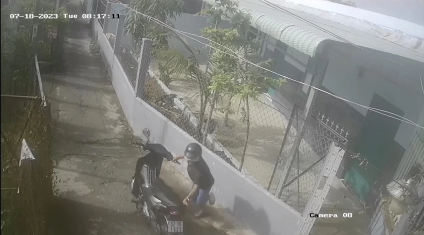 Kẻ trộm quan sát dẫn xe một chân để tìm cách lẻn vào nhà anh Khanh để trộm tài sản. Ảnh cắt từ clip. Kẻ trộm quan sát dẫn xe một chân để tìm cách lẻn vào nhà anh Khanh để trộm tài sản. Ảnh cắt từ clip.