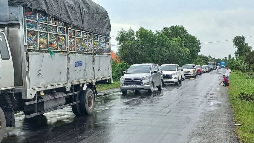 Quốc lộ 62 tại khu vực xảy ra TNGT ùn ứ kéo dài hơn 3km. Ảnh: CTV Quốc lộ 62 tại khu vực xảy ra TNGT ùn ứ kéo dài hơn 3km. Ảnh: CTV