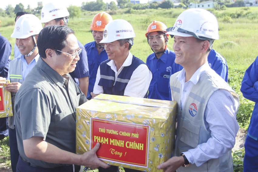 Thủ tướng tặng quà cho công nhân thi công đường vành đai TP.HCM đoạn qua tỉnh Long An. Ảnh:HD Thủ tướng tặng quà cho công nhân thi công đường vành đai TP.HCM đoạn qua tỉnh Long An. Ảnh:HD