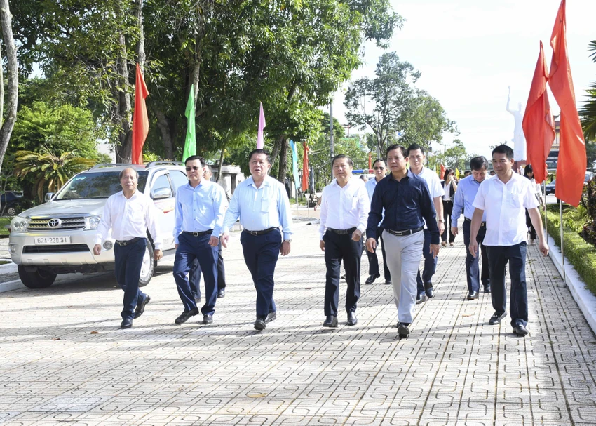 Trưởng Ban Tuyên giáo Trung ương Nguyễn Trọng Nghĩa khảo sát tại Khu di tích lịch sử Ngã tư Đức Hòa. Ảnh: HD