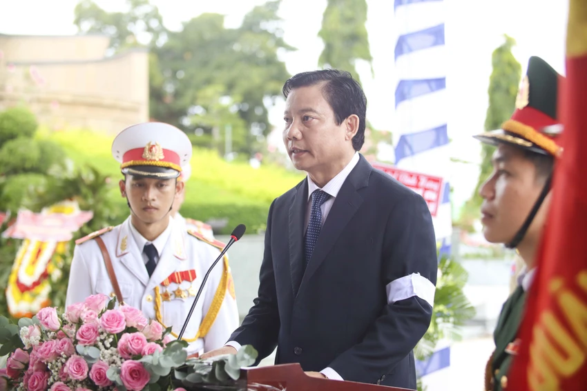 Ông Phạm Tấn Hòa - Phó Chủ tịch UBND tỉnh Long An - đọc diễn văn truy điệu. Ảnh: HD Ông Phạm Tấn Hòa - Phó Chủ tịch UBND tỉnh Long An - đọc diễn văn truy điệu. Ảnh: HD