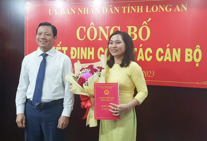 Phó Chủ tịch UBND tỉnh - Phạm Tấn Hòa trao quyết định cho bà Lê Thị Cẩm Tú. Ảnh: TN Phó Chủ tịch UBND tỉnh - Phạm Tấn Hòa trao quyết định cho bà Lê Thị Cẩm Tú. Ảnh: TN