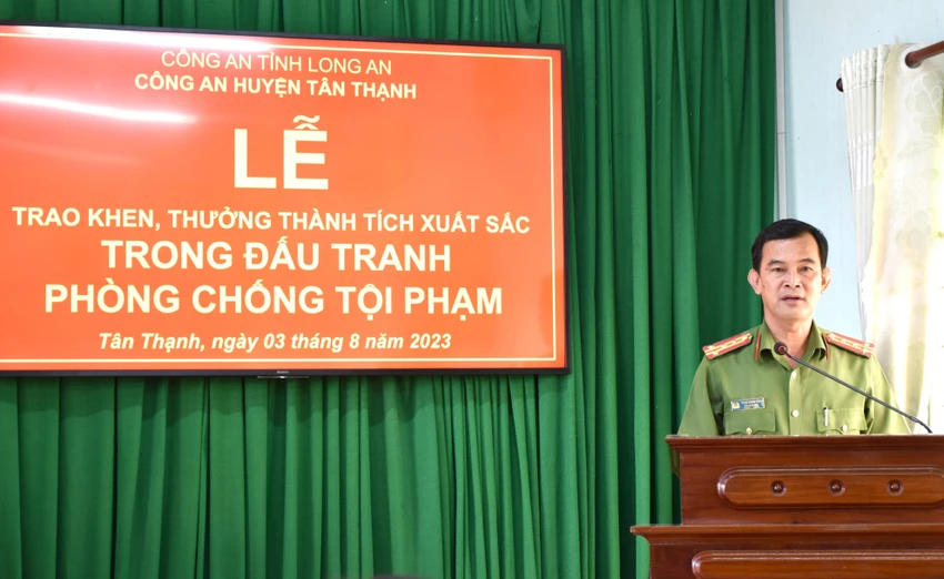Đại tá Phạm Thanh Tâm, Phó Giám đốc Công an tỉnh Long An, biểu dương thành tích Ban chuyên án. Ảnh: CHÍ TÂM Đại tá Phạm Thanh Tâm, Phó Giám đốc Công an tỉnh Long An, biểu dương thành tích Ban chuyên án. Ảnh: CHÍ TÂM