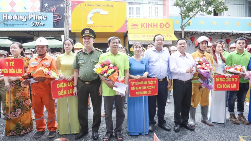 Các lãnh đạo động viên cán bộ, chiến sỹ và tặng hoa chúc mừng lực lượng tham gia buổi diễn tập. Ảnh: HUỲNH DU Các lãnh đạo động viên cán bộ, chiến sỹ và tặng hoa chúc mừng lực lượng tham gia buổi diễn tập. Ảnh: HUỲNH DU