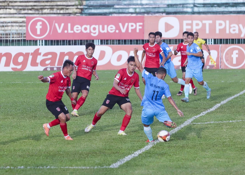 Cú cứa lòng đẹp mắt của Thanh Hậu giúp Bình Thuận mở tỷ số 1-0. Ảnh: HUỲNH DU Cú cứa lòng đẹp mắt của Thanh Hậu giúp Bình Thuận mở tỷ số 1-0. Ảnh: HUỲNH DU