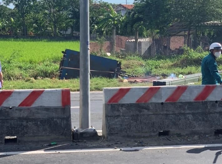 Tài xế xe ba gác bị cây trên xe container đè trúng tử vong tại chỗ. Ảnh: CTV Tài xế xe ba gác bị cây trên xe container đè trúng tử vong tại chỗ. Ảnh: CTV