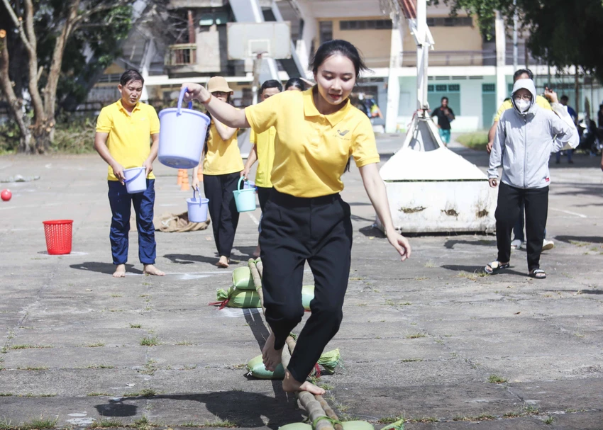 Các vận động viên tham gia trò chơi vận động liên hoàn. Ảnh: HUỲNH DU Các vận động viên tham gia trò chơi vận động liên hoàn. Ảnh: HUỲNH DU