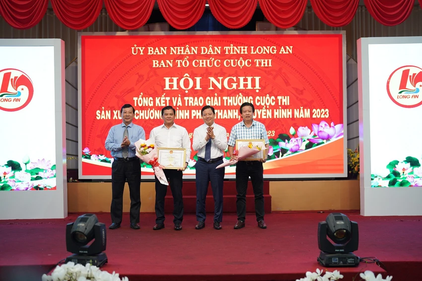 Ban tổ chức đã trao giải nhất cho TP. Tân An và huyện Cần Giuộc đoạt giải nhất tại cuộc thi. Ảnh:HD Ban tổ chức đã trao giải nhất cho TP. Tân An và huyện Cần Giuộc đoạt giải nhất tại cuộc thi. Ảnh:HD