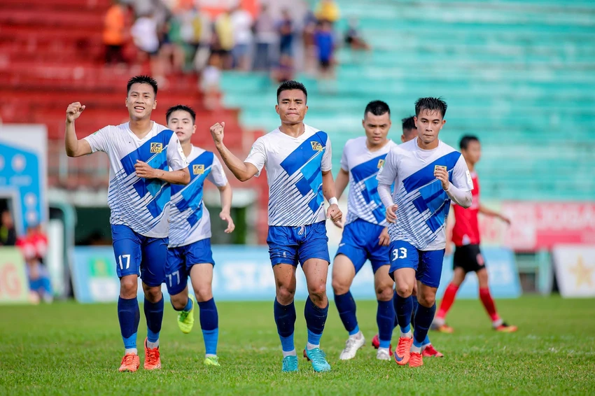 CLB Huế ăn mừng bàn thắng quân bình tỷ số 1-1. Ảnh: ANH TIẾN CLB Huế ăn mừng bàn thắng quân bình tỷ số 1-1. Ảnh: ANH TIẾN