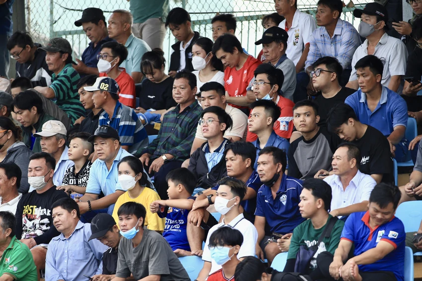 Rất đông khán giả Long An đến sân xem đội nhà thi đấu. Ảnh: ANH TIẾN Rất đông khán giả Long An đến sân xem đội nhà thi đấu. Ảnh: ANH TIẾN