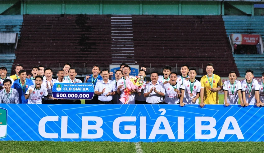 CLB Long An vui mừng có được tấm huy chương sau 8 năm. Ảnh: ANH TIẾN CLB Long An vui mừng có được tấm huy chương sau 8 năm. Ảnh: ANH TIẾN