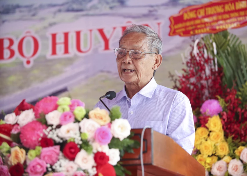Ông Lê Văn Lý (xã Phước Lại ) vui mừng khi cầu hoàn thành đưa vào sử dụng. Ảnh: HD