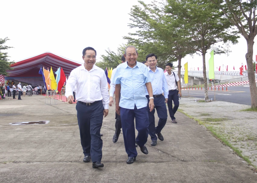 Nguyên Phó Thủ tướng Chính phủ Trương Hòa Bình và Bí thư tỉnh ủy Long An - Nguyễn Văn Được dự lễ cắt băng khánh thành cầu Cần Giuộc. Ảnh: HUỲNH DU