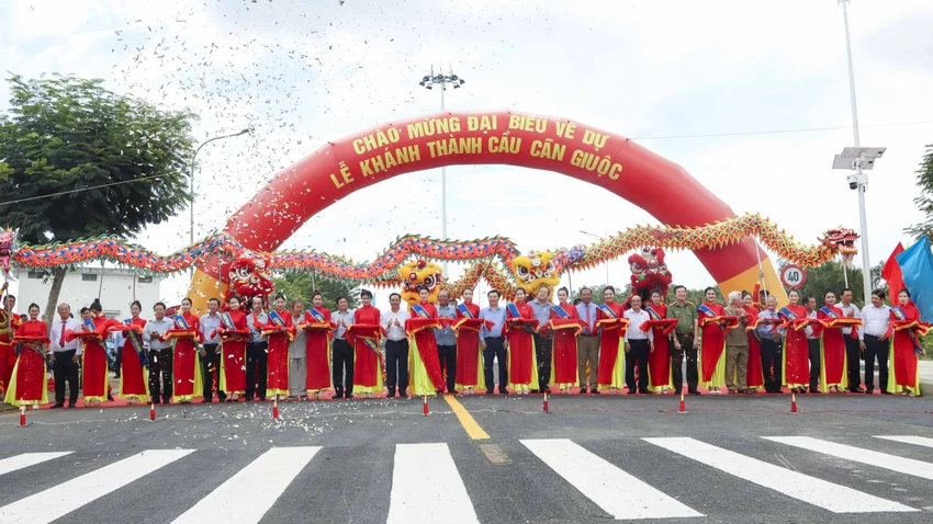 Các đại biểu tham dự cắt băng khánh thành cầu Cần Giuộc. Ảnh: HUỲNH DU