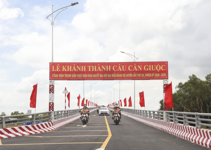 Sau lễ khánh thành các đại biểu tham quan cầu Cần Giuộc. Ảnh: HUỲNH DU