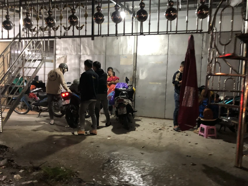 Một số người dừng lại ven đường tranh thủ nghỉ ngơi, lót dạ rồi tiếp tục cuộc hành trình còn lại. Ảnh: HUỲNH DU