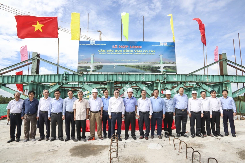 Các đại biểu tham dự buổi lễ hợp long cầu bắc qua sông Vàm Cỏ Tây. Ảnh: HUỲNH DU Các đại biểu tham dự buổi lễ hợp long cầu bắc qua sông Vàm Cỏ Tây. Ảnh: HUỲNH DU