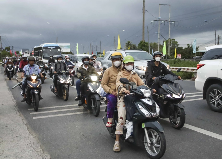 Người dân miền Tây lỉnh kỉnh đồ đạc quay trở lại TP.HCM và các tỉnh miền Đông làm việc. Ảnh:HD Người dân miền Tây lỉnh kỉnh đồ đạc quay trở lại TP.HCM và các tỉnh miền Đông làm việc. Ảnh:HD