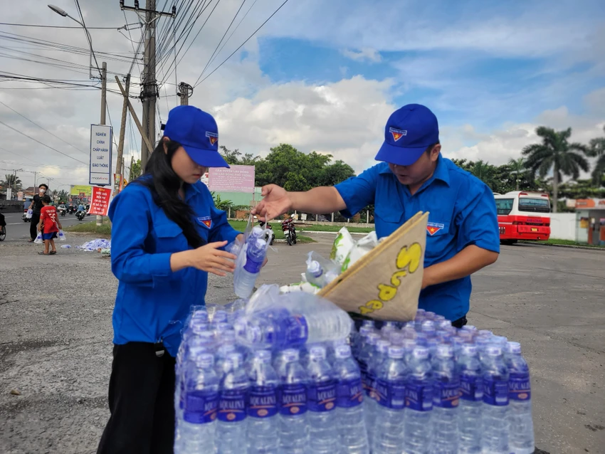 Nhóm tình nguyện chọn nơi đất trống ven Quốc lộ làm nơi phát nước miễn phí. Ảnh: HD Nhóm tình nguyện chọn nơi đất trống ven Quốc lộ làm nơi phát nước miễn phí. Ảnh: HD