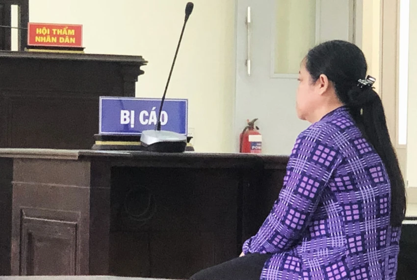 Bị cáo Lê Thị Phương ngồi thẫn thờ tại phiên tòa. Ảnh: HUỲNH DU Bị cáo Lê Thị Phương ngồi thẫn thờ tại phiên tòa. Ảnh: HUỲNH DU