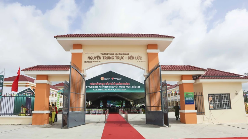 Trường THPT Nguyễn Trung Trực được đầu tư xây dựng trên 155 tỉ đồng. Ảnh:HUỲNH DU Trường THPT Nguyễn Trung Trực được đầu tư xây dựng trên 155 tỉ đồng. Ảnh:HUỲNH DU