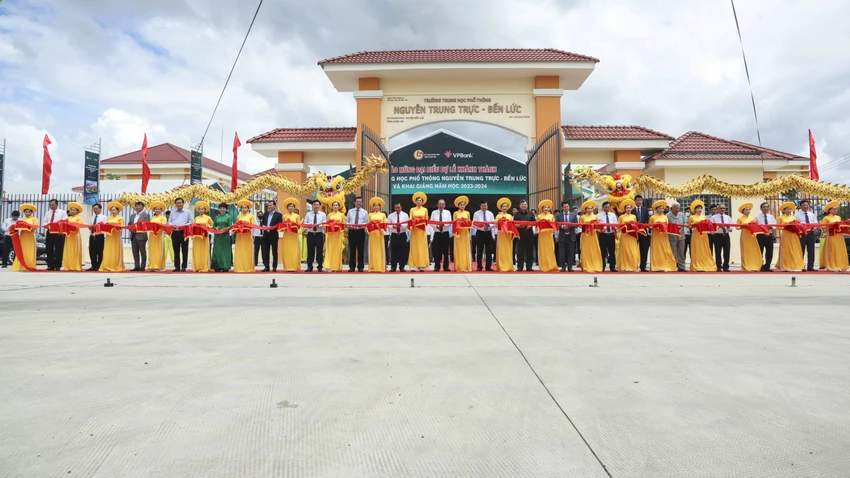 Các đại biểu tham gia cắt băng khánh thành trường THPT Nguyễn Trung Trực. Ảnh: HD Các đại biểu tham gia cắt băng khánh thành trường THPT Nguyễn Trung Trực. Ảnh: HD
