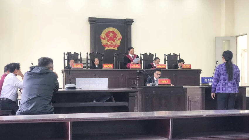 HĐXX tuyên phạt bị cáo Lê Thị Phương mức án 15 năm tù. Ảnh: HUỲNH DU HĐXX tuyên phạt bị cáo Lê Thị Phương mức án 15 năm tù. Ảnh: HUỲNH DU